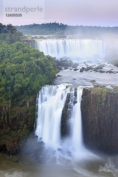 Blick auf die Iguassu (Iguazu) (Iguacu) Wasserfälle  UNESCO-Weltkulturerbe  ein Wasserfall an der Grenze zwischen Brasilien und Argentinien  Südamerika