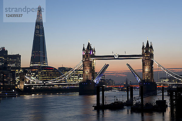 Tower Bridge bei Nacht beleuchtet  mit der Brücke über die Themse  London  England  Vereinigtes Königreich  Europa