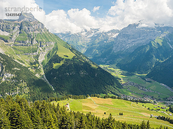 Berg- und Talblick  oberhalb von Engelberg  Schweizer Alpen  Schweiz  Europa