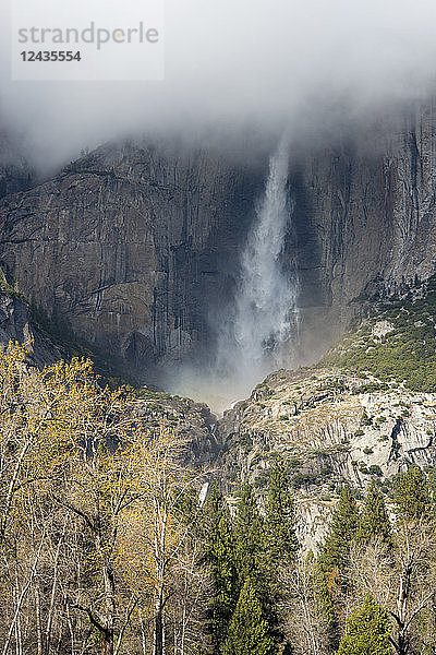 Aus den Wolken auftauchender Wasserfall am El Capitan im Yosemite-Nationalpark  UNESCO-Welterbe  Kalifornien  Vereinigte Staaten von Amerika  Nordamerika