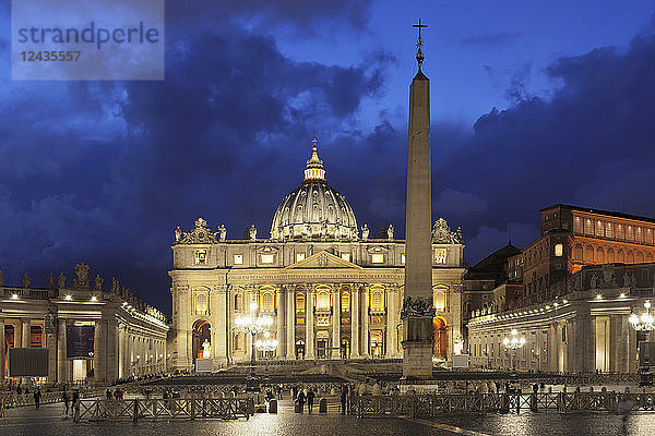 Petersdom (Basilica di San Pietro)  Petersplatz (Piazza de San Pietro)  UNESCO-Weltkulturerbe  Vatikanstadt  Rom  Latium  Italien  Europa