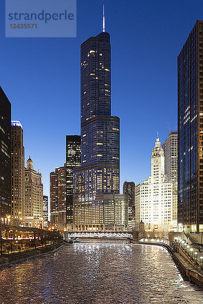 Trump Tower und Wrigley Building in der Abenddämmerung  mit Blick auf den zugefrorenen Chicago River  Chicago  Illinois  Vereinigte Staaten von Amerika  Nordamerika