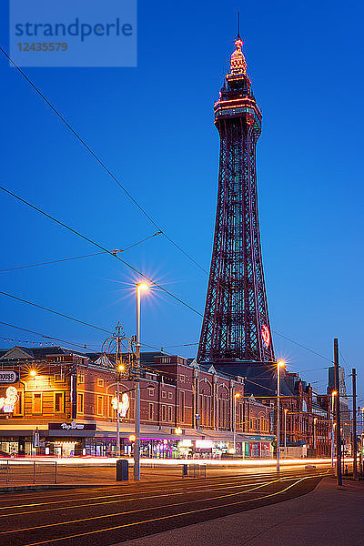 Blackpool Tower bei Nacht  Blackpool  Lancashire  England  Vereinigtes Königreich  Europa