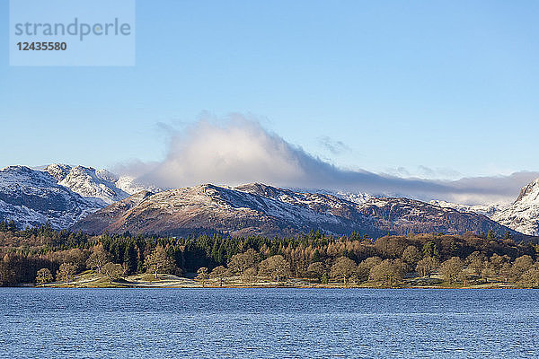 Blick auf das Nordende von Windermere in der Nähe von Ambleside  mit schroffen  schneebedeckten Bergen  darunter Helvellyn  Lake District National Park  UNESCO-Weltkulturerbe  Cumbria  England  Vereinigtes Königreich  Europa