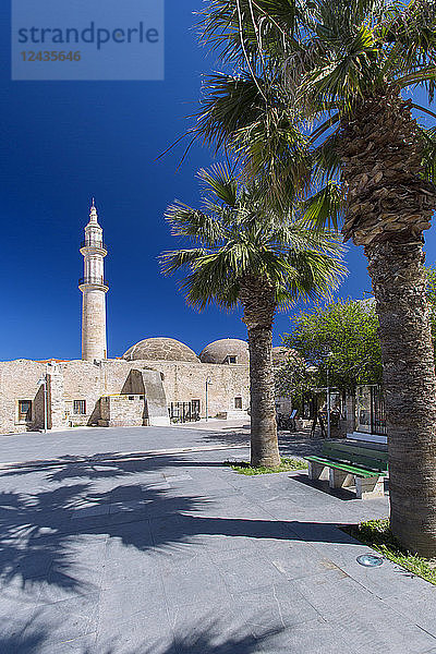 Das Minarett der historischen Nerantze-Moschee (Gazi-Hussein-Moschee) in der Altstadt von Rethymnon  Insel Kreta  Griechische Inseln  Griechenland  Europa