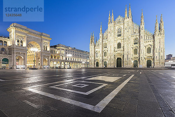 Mailänder Dom (Duomo) und Galleria Vittorio Emanuele II in der Abenddämmerung  Mailand  Lombardei  Italien  Europa