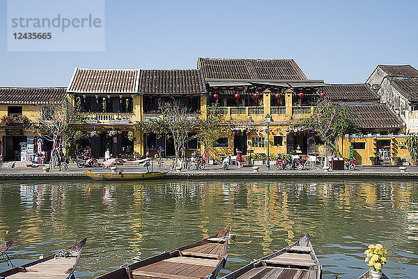 Ruderboote auf dem Thu-Bon-Fluss im historischen Zentrum von Hoi An  UNESCO-Weltkulturerbe  Provinz Quang Nam  Vietnam  Indochina  Südostasien  Asien