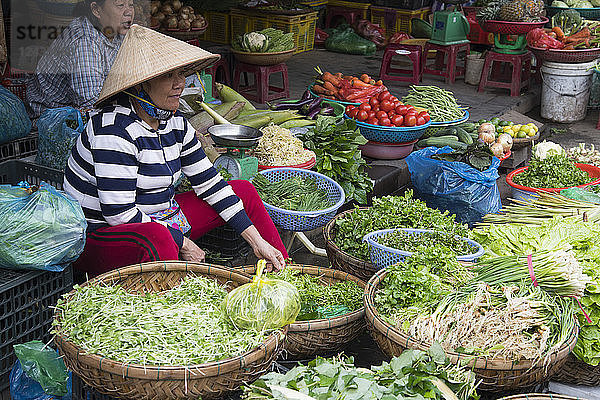 Eine Frau verkauft Gemüse auf dem Markt in Hoi An  Provinz Quang Nam  Vietnam  Indochina  Südostasien  Asien