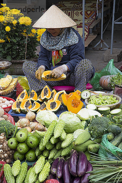Obst und Gemüse zum Verkauf auf dem Markt in Hoi An  Provinz Quang Nam  Vietnam  Indochina  Südostasien  Asien