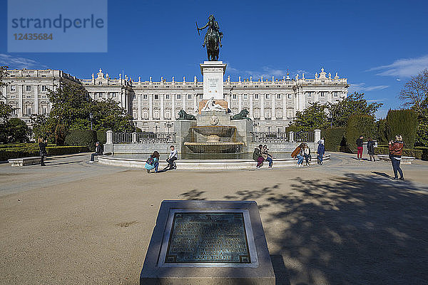 Blick auf das Monumento a Felipe IV und den Königspalast an einem sonnigen Morgen  Madrid  Spanien  Europa