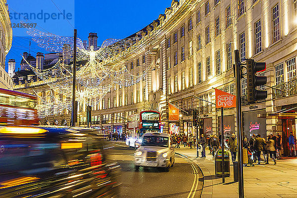 Regent Street mit Weihnachtsdekoration  London  England  Vereinigtes Königreich  Europa