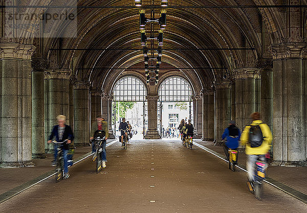 Fahrradweg unter dem Rijksmuseum am Museumplein  Amsterdam  Nordholland  Niederlande  Europa