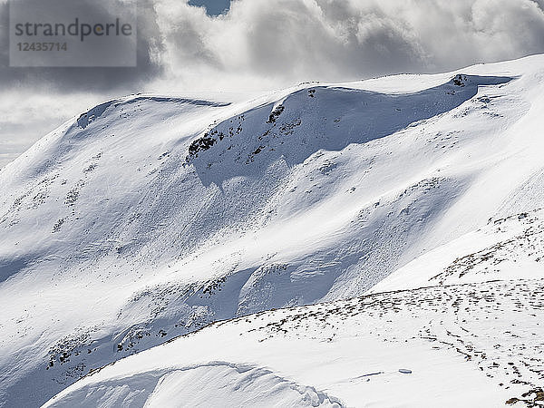 Frisches Lawinengeröll am Carn nan Sac  920 m  auf den Hügeln oberhalb des Glenshee Skizentrums im Cairngorm National Park  Schottland  Vereinigtes Königreich  Europa