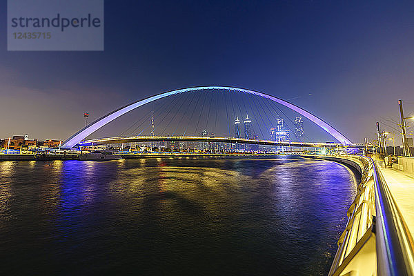 Tolerance Bridge  eine Fußgängerbrücke über den Dubai Water Canal  beleuchtet bei Nacht  Business Bay  Dubai  Vereinigte Arabische Emirate  Naher Osten