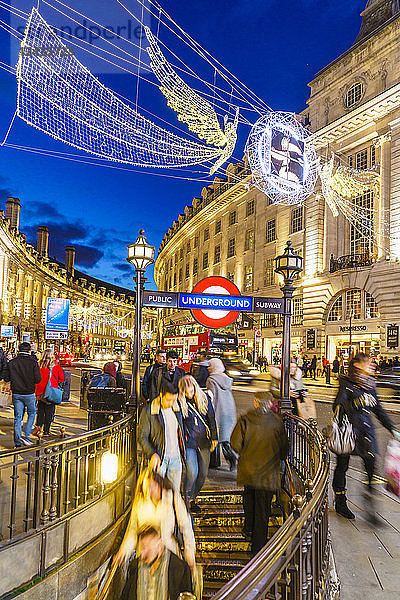 Weihnachtsdekoration am Piccadilly Circus  London  England  Vereinigtes Königreich  Europa