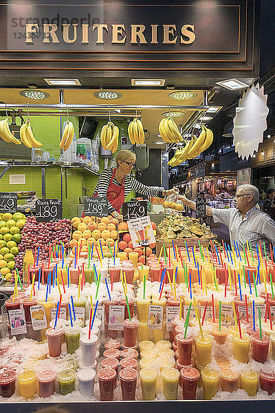 Frisches Obst und Säfte  La Boqueria Markt  Ciudad Vieja  Barcelona  Katalonien  Spanien  Europa