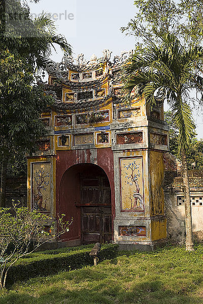 Das Hing Mieu Tempeltor in der Kaiserstadt  Die Zitadelle  UNESCO Weltkulturerbe  Hue  Vietnam  Indochina  Südostasien  Asien