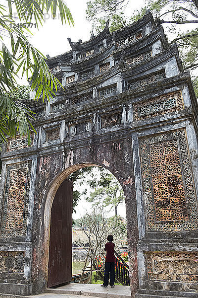 Ein kunstvoll verziertes Tor auf dem Gelände des Tu Duc-Grabes bei Hue  Vietnam  Indochina  Südostasien  Asien