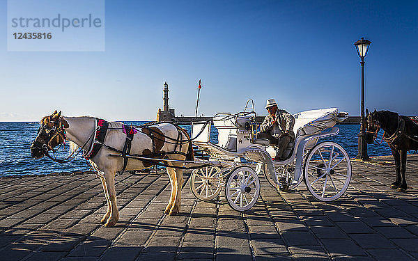 Ein Pferdegespann für Stadtrundfahrten  am Hafen der venezianischen Ära  am Mittelmeerhafen von Chania (Canea)  Kreta  Griechische Inseln  Griechenland  Europa