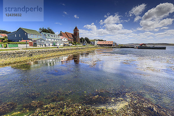 Reflektionen am Hafen von Stanley  Christ Church Cathedral  Whalebone Arch  Stanley  Port Stanley  Falklandinseln  Südamerika