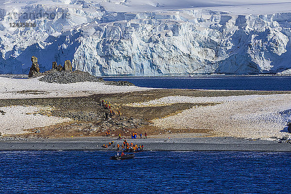 Expeditionstouristen verlassen Half Moon Island  Livingston Island  blaue Gletscher und Abendsonne  Südliche Shetlandinseln  Antarktis  Polarregionen