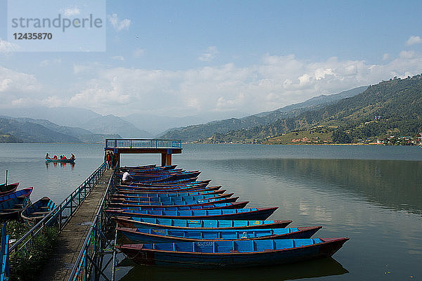 Boote auf dem Phewa-See  Pokhara  Nepal  Asien