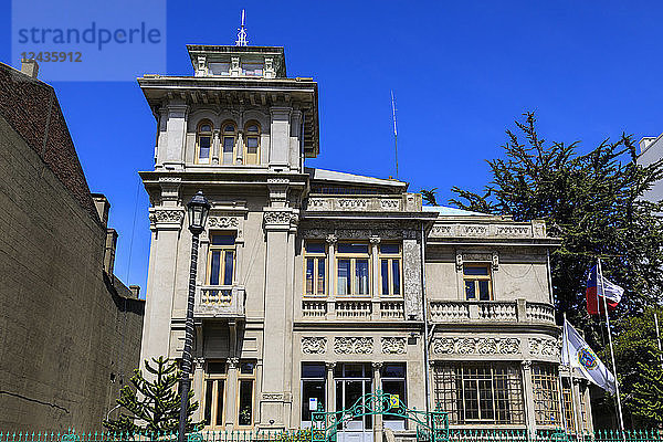 Rathaus  ehemaliger Jose Montes Palast  opulentes Herrenhaus  sonniger Tag  blauer Himmel  Plaza Munoz Gamero  Punta Arenas  Magallanes  Chile  Südamerika
