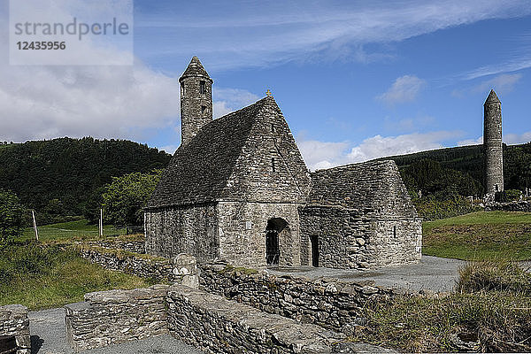 St. Kevin's Church (St. Kevin's Kitchen)  eine Langhaus- und Chorkirche aus dem 12. Jahrhundert  Glendalough  Grafschaft Wicklow  Leinster  Republik Irland  Europa