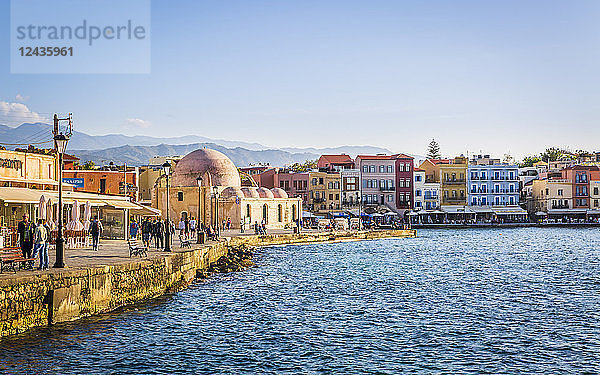 Hassan-Pascha-Moschee und Venezianischer Hafen  Chania  Kreta  Griechische Inseln  Griechenland  Europa