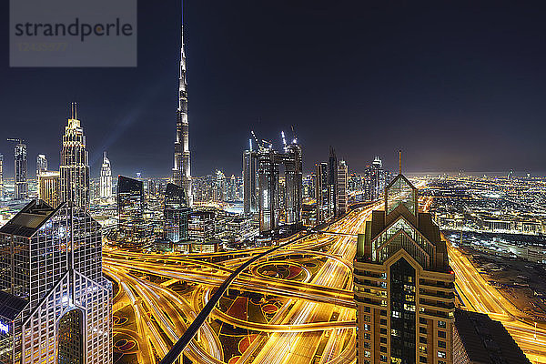 Skyline von Dubai und Sheikh Zayed Road Interchange bei Nacht  Dubai  Vereinigte Arabische Emirate  Naher Osten