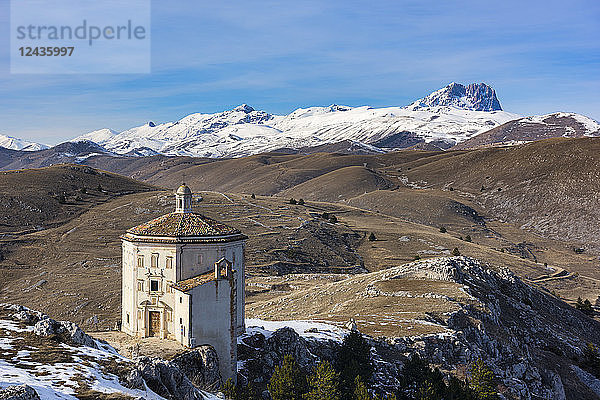 Kirche Santa Maria della Pieta und Corno Grande im Winter  Nationalpark Gran Sasso e Monti della Laga  Abruzzen  Italien  Europa