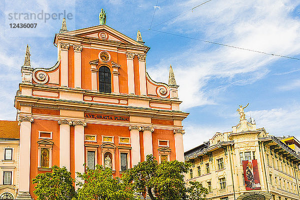 Fassade der Franziskanerkirche der Verkündigung auf dem Presernov-Platz  Ljubljana  Slowenien  Europa
