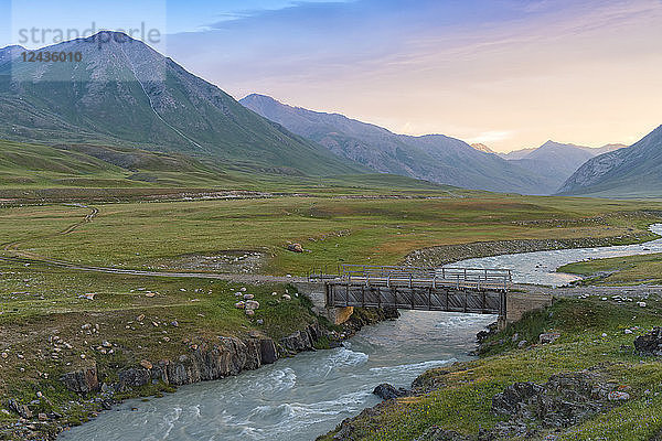 Holzbrücke über einen Bergfluss  Naryn-Schlucht  Region Naryn  Kirgisistan  Zentralasien  Asien