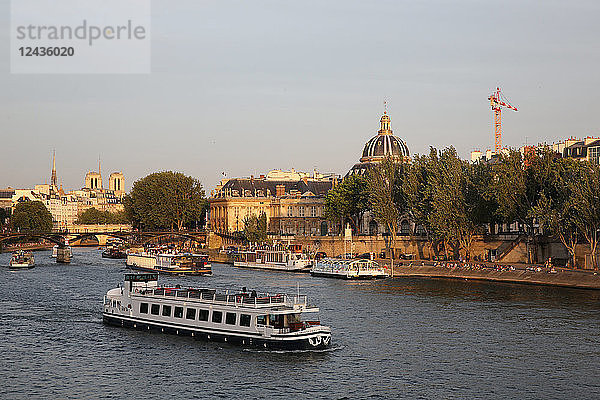 Touristenboot auf der Seine in Paris  Frankreich  Europa