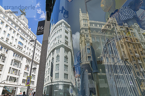 Blick auf Gebäude  die sich im Schaufenster eines Designerladens in der Gran Via spiegeln  Madrid  Spanien  Europa