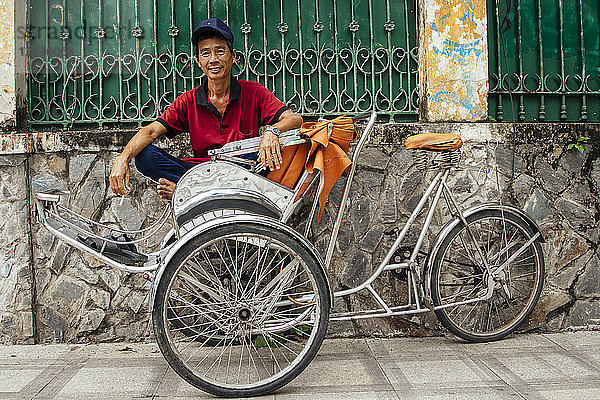 Rikscha-Mann wartet auf einen Kunden  Ho-Chi-Minh-Stadt  Vietnam  Indochina  Südostasien  Asien