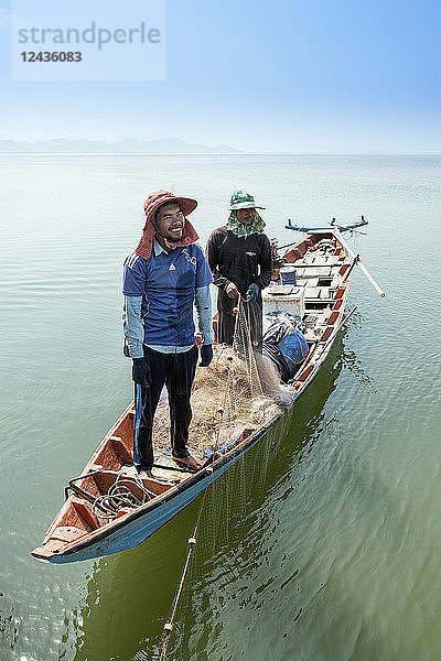 Fischer in einem Holzkanu bei Kep  Kambodscha  Indochina  Südostasien  Asien