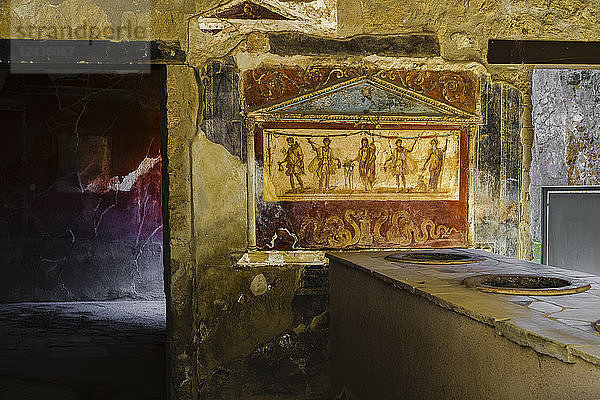 Casa e Thermopolium di Vetutitus Placidus  ein Privathaus  in dem warme Speisen serviert wurden  mit Wandmalerei im Lararium  Pompeji  UNESCO-Weltkulturerbe  Kampanien  Italien  Europa