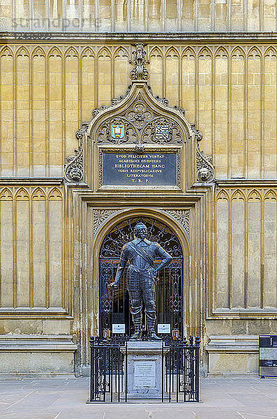 Bodleian Library  William Herbert  3. Earl of Pembroke Statue  University of Oxford  Oxford  Oxfordshire  England  Vereinigtes Königreich  Europa