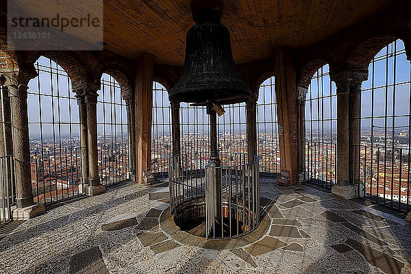 Glockenzelle des Torrazzo  des Glockenturms der Kathedrale von Cremona  Lombardei  Italien  Europa