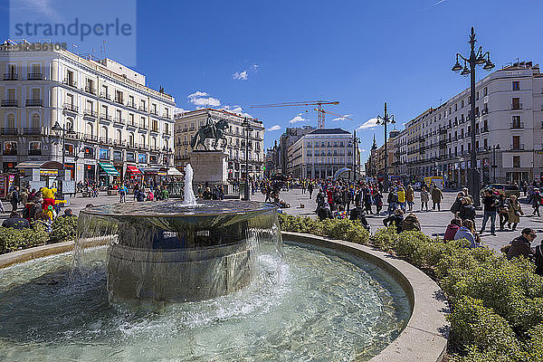 Blick auf den Springbrunnen und die Statue von König Carlos III. in der Puerta del Sol  Madrid  Spanien  Europa