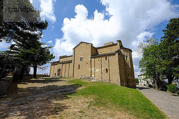 Der Duomo di San Leone  die romanische Kathedrale von San Leo  Provinz Rimini  Emilia Romagna  Italien  Europa