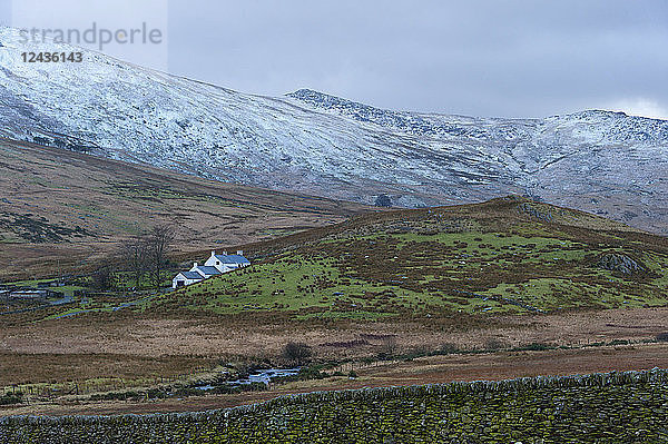 Bauernhaus in einer winterlichen Landschaft im Snowdonia-Nationalpark  Gwynedd  Wales  Vereinigtes Königreich  Europa