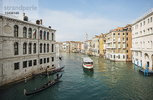 Gondeln auf dem Canal Grande  Venedig  UNESCO-Weltkulturerbe  Provinz Venetien  Italien  Europa