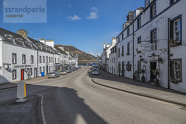 Blick auf alte Gebäude an der Hauptstraße von Inveraray  Argyll und Bute  Schottland  Vereinigtes Königreich  Europa