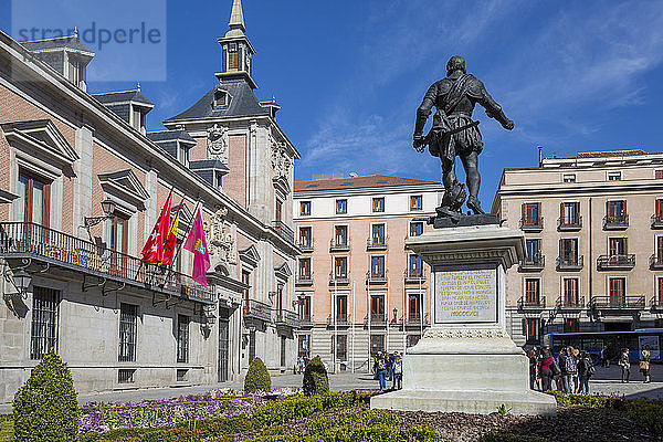 Blick auf die Casa de La Villa auf der Plaza de la Villa an einem sonnigen Morgen  Madrid  Spanien  Europa