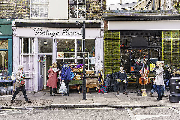 Straßenmusiker in der Columbia Road  einem sehr beliebten Sonntagsmarkt zwischen Hoxton und Bethnal Green in East London  London  England  Vereinigtes Königreich  Europa
