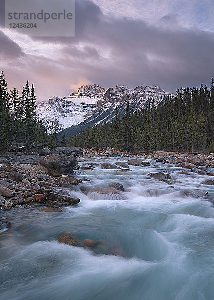 Sonnenaufgang und gletscherblaues  rauschendes Wasser im Mistaya Canyon  Banff National Park  UNESCO Weltkulturerbe  Alberta  The Rockies  Kanada  Nordamerika