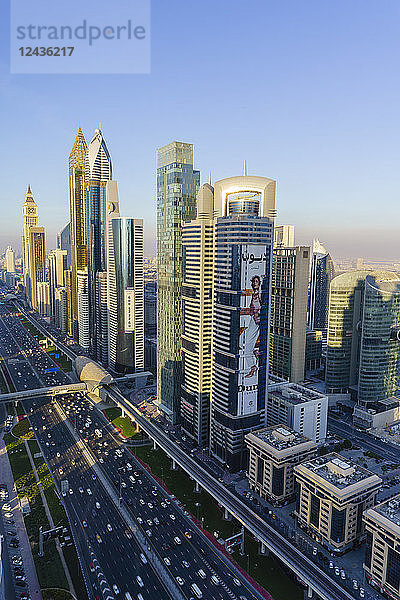 Wolkenkratzer entlang der Sheikh Zayed Road  Finanzzentrum  Dubai  Vereinigte Arabische Emirate  Naher Osten