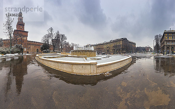 Panoramablick auf das Schloss Sforza und den Castello-Platz  Mailand  Lombardei  Norditalien  Italien  Europa